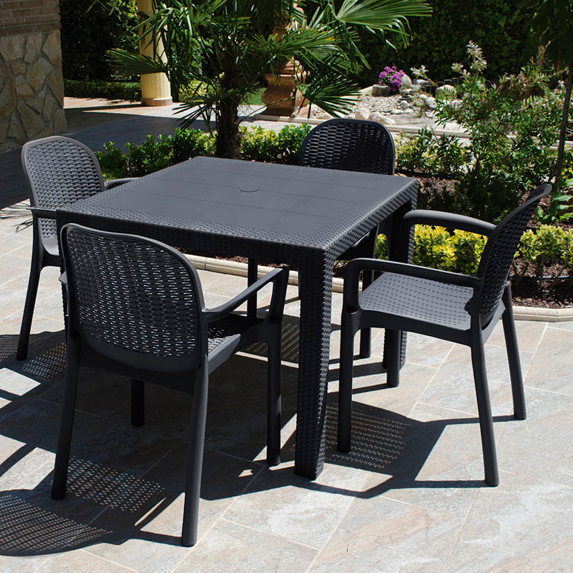 Rattan-effect table